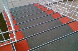 Как не упасть на сколькой лестнице? Резиновое покрытие от Саратовского РПЗ!