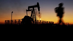 Россия и Саудовская Аравия могут сократить добычу нефти, считает эксперт