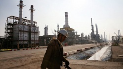 Тегеран и Минск договорились обменивать нефть на промышленную технику