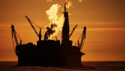 Нефть дешевеет на ожиданиях шторма в Мексиканском заливе