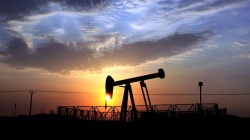 Цена на нефть марки Brent опустилась ниже 57 долларов за баррель