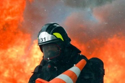 Ситуация усугубляется - из-за пожара после прорыва нефтепровода под Саратовом загорелись до шести домов