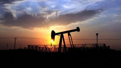Нефть дешевеет на опасениях замедления темпов глобального роста