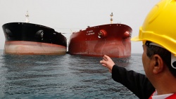 Иран полностью прекратил поставки нефти во Францию из-за санкций США