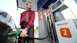 Медведев дал два дня на консультации с нефтяниками по ценам на бензин