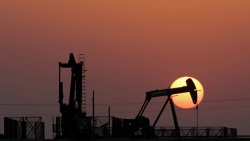 Цены на нефть пошли вверх на фоне конфликта вокруг Катара